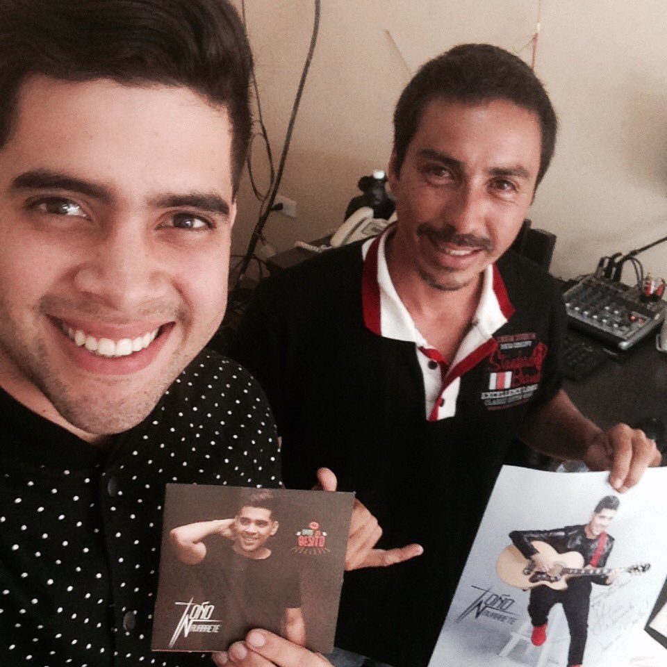 tononavarret's tweet photo. Con Luigi de #radiostereo en #bahiadecaraquez cantando #DameUnBesito #tnfans siguiente parada #CHONE https://t.co/cRucQIX76o
