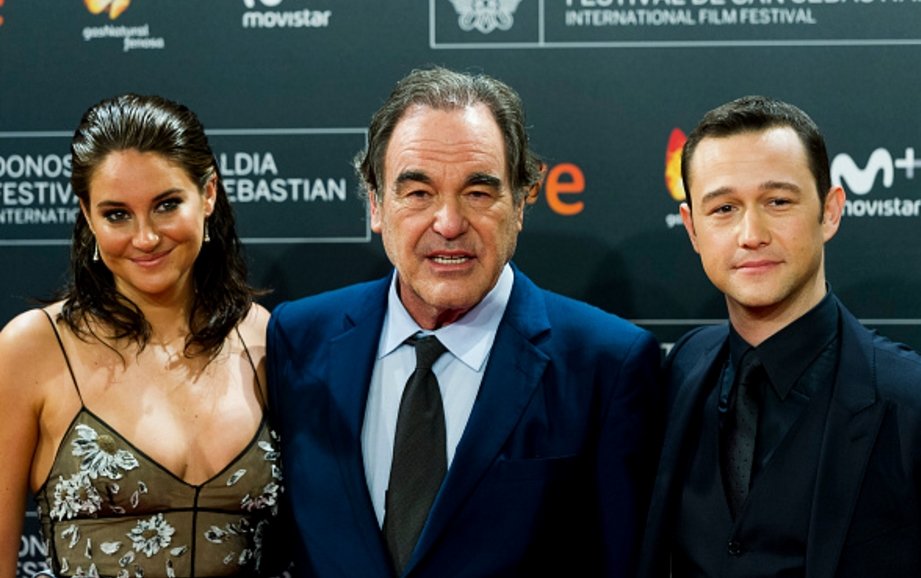 Shailene_Spain's tweet photo. Shailene Woodley junto a Oliver Stone y Joseph Gordon-Levitt en la alfombra roja para presentar "Snowden"  #64SSIFF https://t.co/pnFXOG2GlT