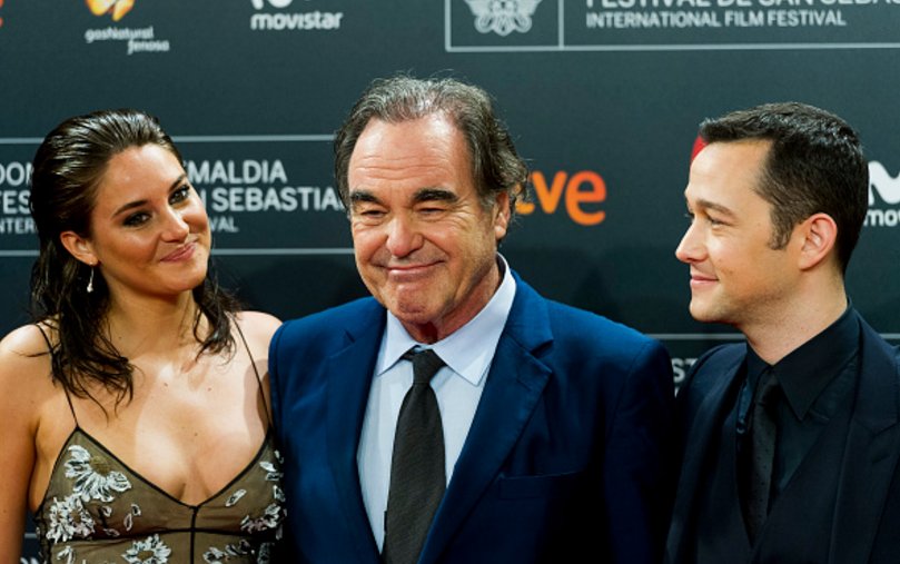 Shailene_Spain's tweet photo. Shailene Woodley junto a Oliver Stone y Joseph Gordon-Levitt en la alfombra roja para presentar "Snowden"  #64SSIFF https://t.co/pnFXOG2GlT