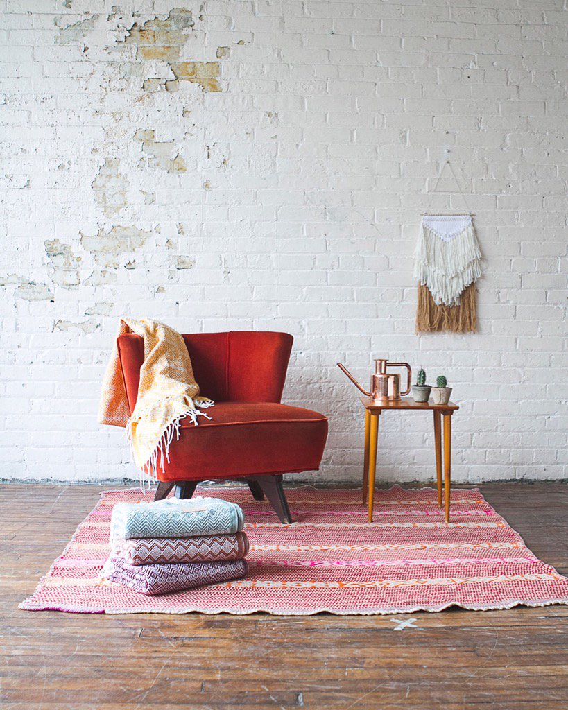 CambieDesign's tweet photo. We loved this vintage velvet seat from a past Cambie photo shoot so much! #tbt https://t.co/CSqYfIPfOo