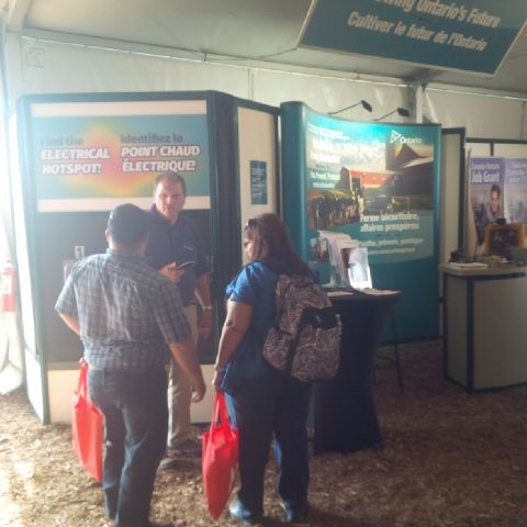 ChiefBillHunter's tweet photo. Great to see @Preventionguy1 at the @IPM2016 with #OMAFRA

No boundaries when it comes to #FarmFireSafety 👍🚜🚒👍 https://t.co/IOjgVclPDd