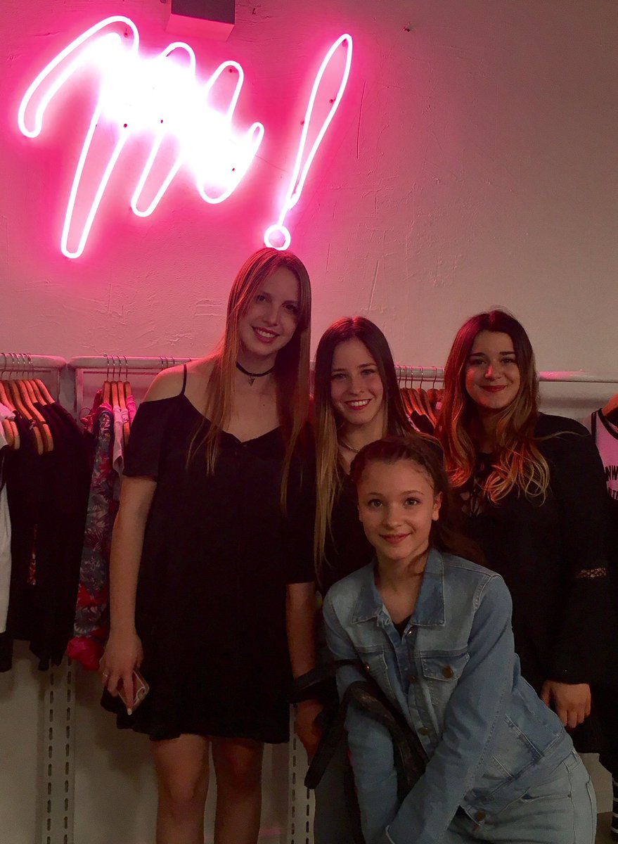 samantaescudero's tweet photo. En @Muaa #muaaenuni reapertura en @UnicenterArg con @camuriveros @DeniseRBarby @lourdesmansilla y @LulaPecrul 🙌🏻 https://t.co/u0AxCoS2EP