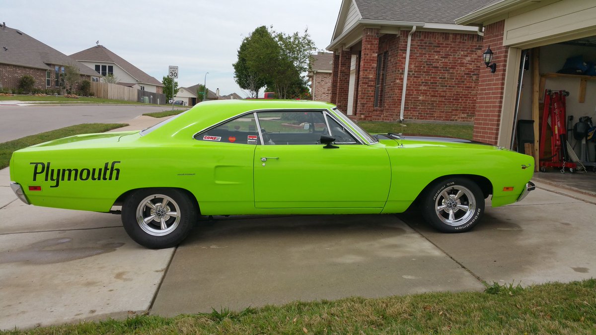 Badinfluencecc's tweet photo. @OfficialMOPAR  70 roadrunner built in home garage and paint. #TBT https://t.co/y2WEFG0cK8