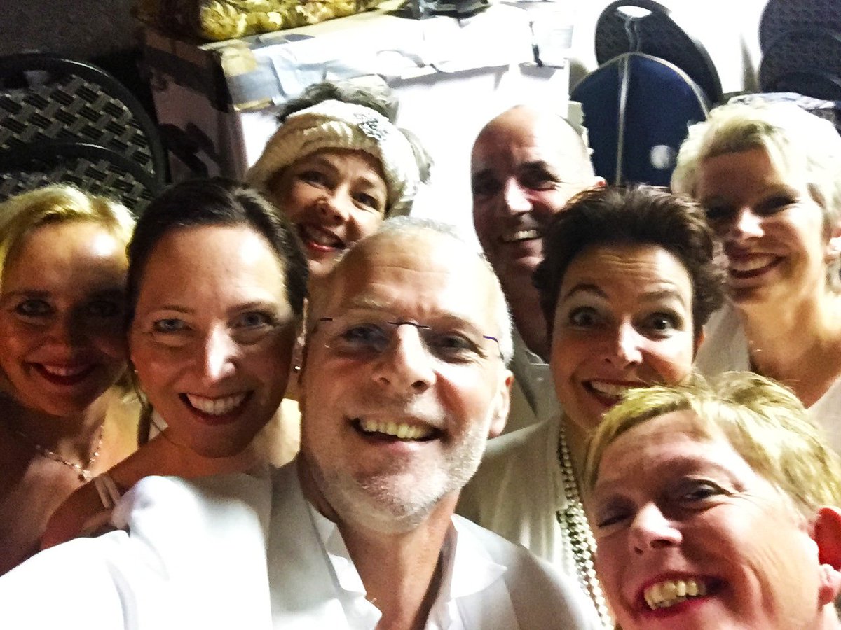 Vanavondde Vrouwen van Nu in Angerlo verrast met een mooi optreden en tevens hebben we ons zelf gefeliciteerd met ons ✨100e✨ optreden!🎂🍰🍷🍷🍷🍷