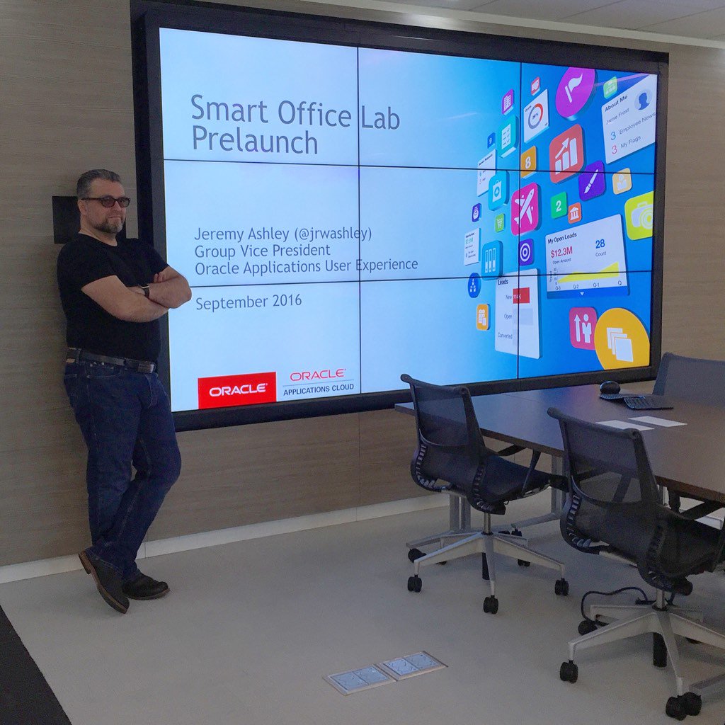 itsmscindy's tweet photo. GVP @jrwashley unveiling #oaux's new #SmartOfficeLab for some lucky #oow16 lab tour participants! https://t.co/M7IVch7jbD