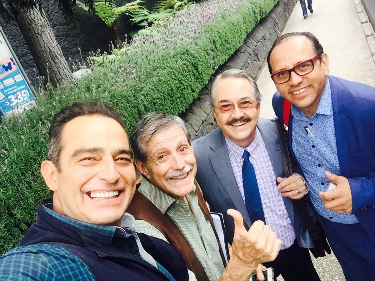 @Omar45Fierro <a href="/PedritoSola_/">Pedrito</a> <a href="/_HBonilla/">Héctor Bonilla</a> súper personalidades, gracias por el momento, abrazo!!!