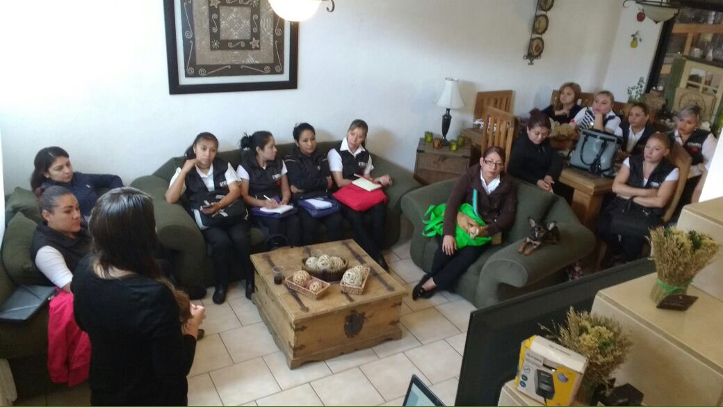 CapitalHumanoMO's tweet photo. Día de capacitación para las chicas del equipo, siempre es importante estar al día con los productos que se demuestran #AmoMiChamba https://t.co/MGsiFRV0WB