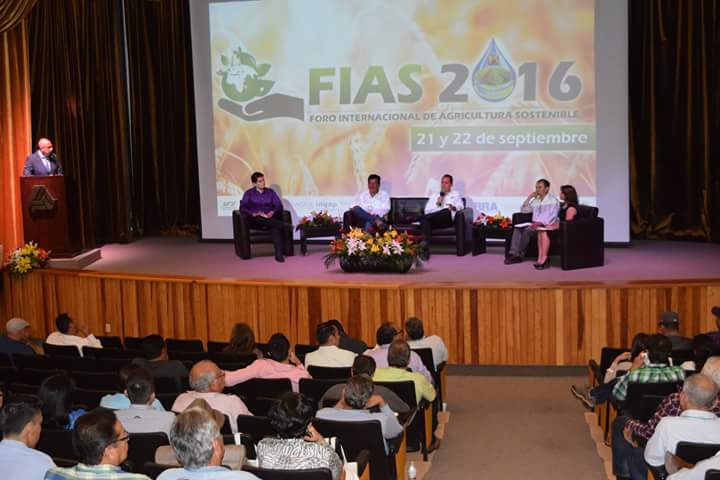 utsurdesonora's tweet photo. El Mtro. Arturo Urbalejo, Dir. de la carrera de PI, presenta la oferta de servicios tecnológicos en el @FIAS2016 https://t.co/E2asz5RuvV