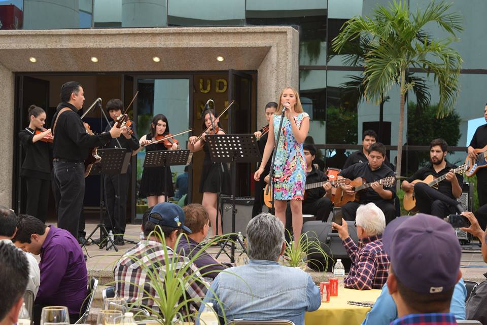 FIAS2017's tweet photo. #FIAS2016

Al son de la Orquesta de La Salle, los participantes al Foro degustaron un delicioso banquete en su honor. https://t.co/gbOuFcInK3