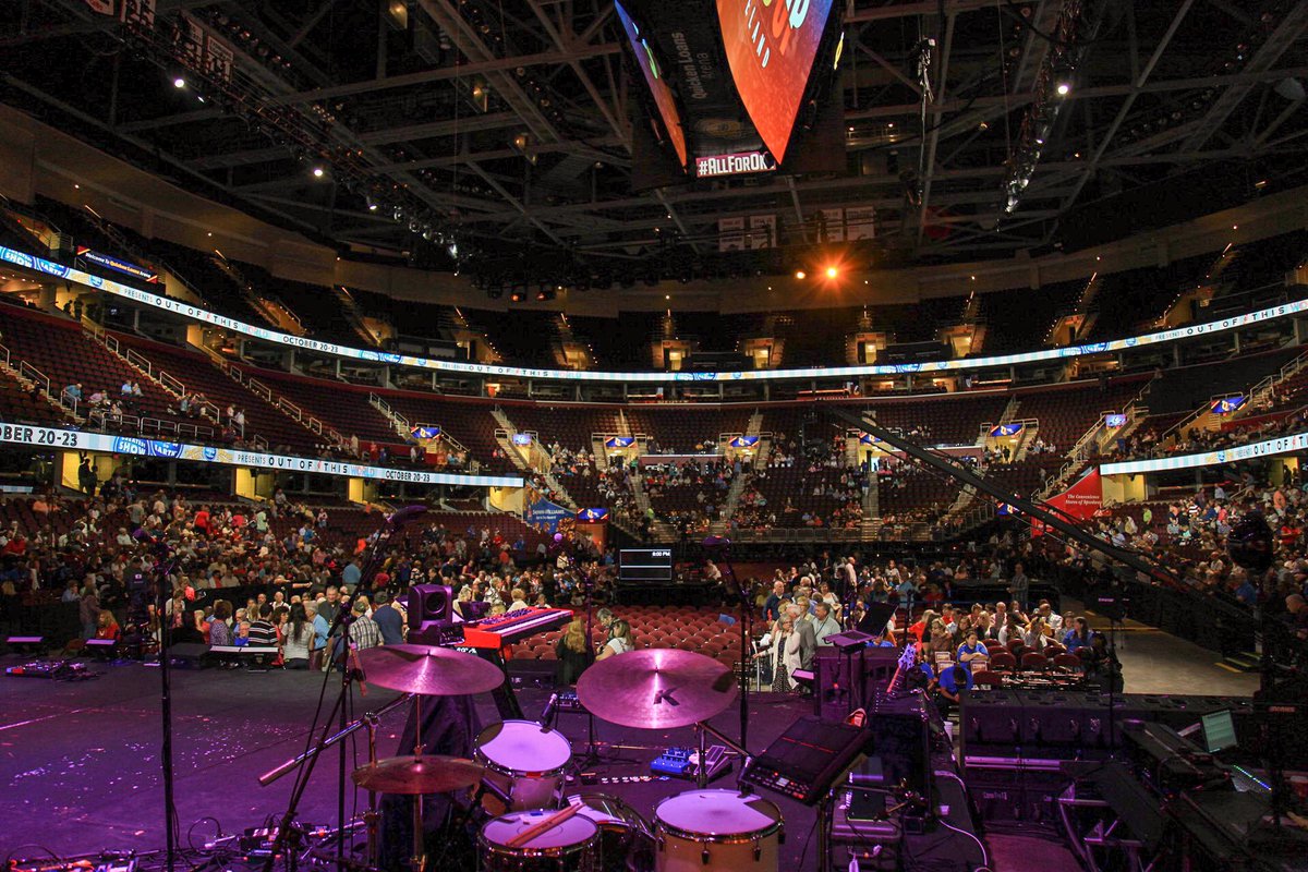 marklemontang's tweet photo. The Quicken Loans Arena is filling up quick for #SUT2016 tonight in Cleveland. Looking forward to a great night! https://t.co/KMBWSnLbEJ