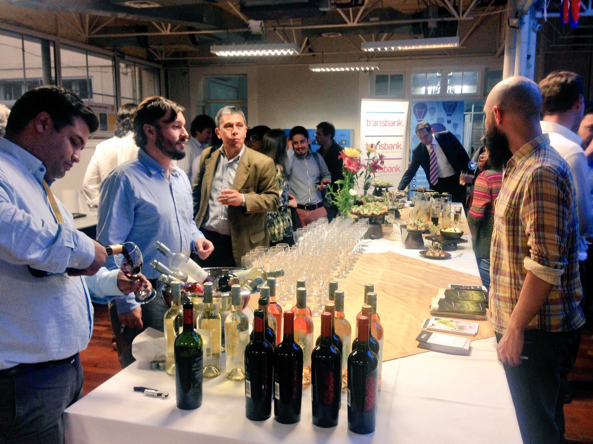 startupchile's tweet photo. Ahora disfrutamos de un rico coctel gracias a @VeramonteWines apoyando siempre al emprendimiento! #TEedtech https://t.co/yiCfpiKb0S