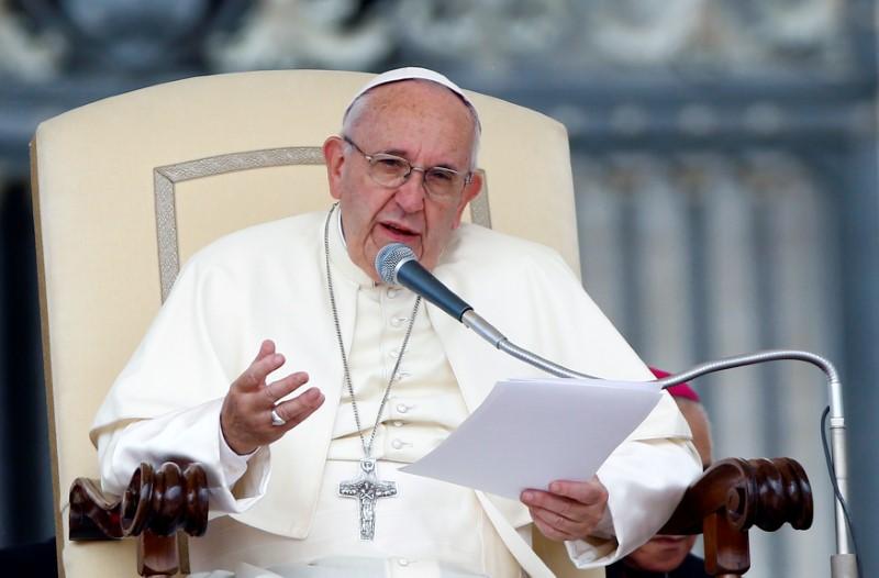 Reuters's tweet photo. Pope says journalism based on fear-mongering, gossip is form of 'terrorism' https://t.co/fi6RWeVRHr https://t.co/fFriQnvfU1
