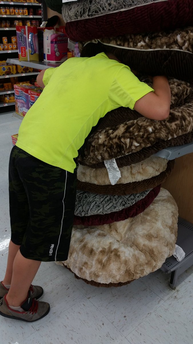 fathertime2245's tweet image. Pillow didving