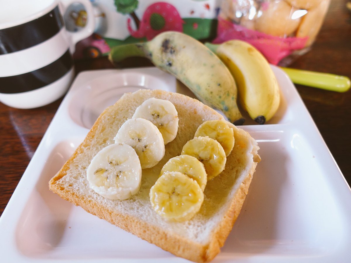 mayurist's tweet image. タイで食べ比べたバナナ2種。
左がミルキーバナナ、右がイエローバナナ。見た目遠り、右が甘くて濃い。暑いタイでは左のマイルドな味も人気です。
#webstragram #instafood #タイ国政府観光庁#マンゴツリー#タイ女子旅