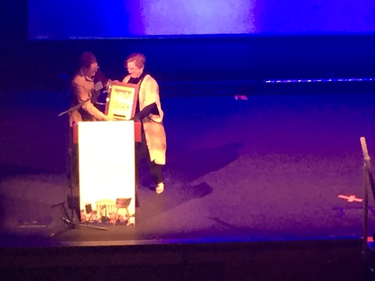 communitychange's tweet photo. Mary Willis, presenting the Champion in Philanthropic Leadership award to @WomenDonors. #ChangeChampions https://t.co/2WflXV0m1x