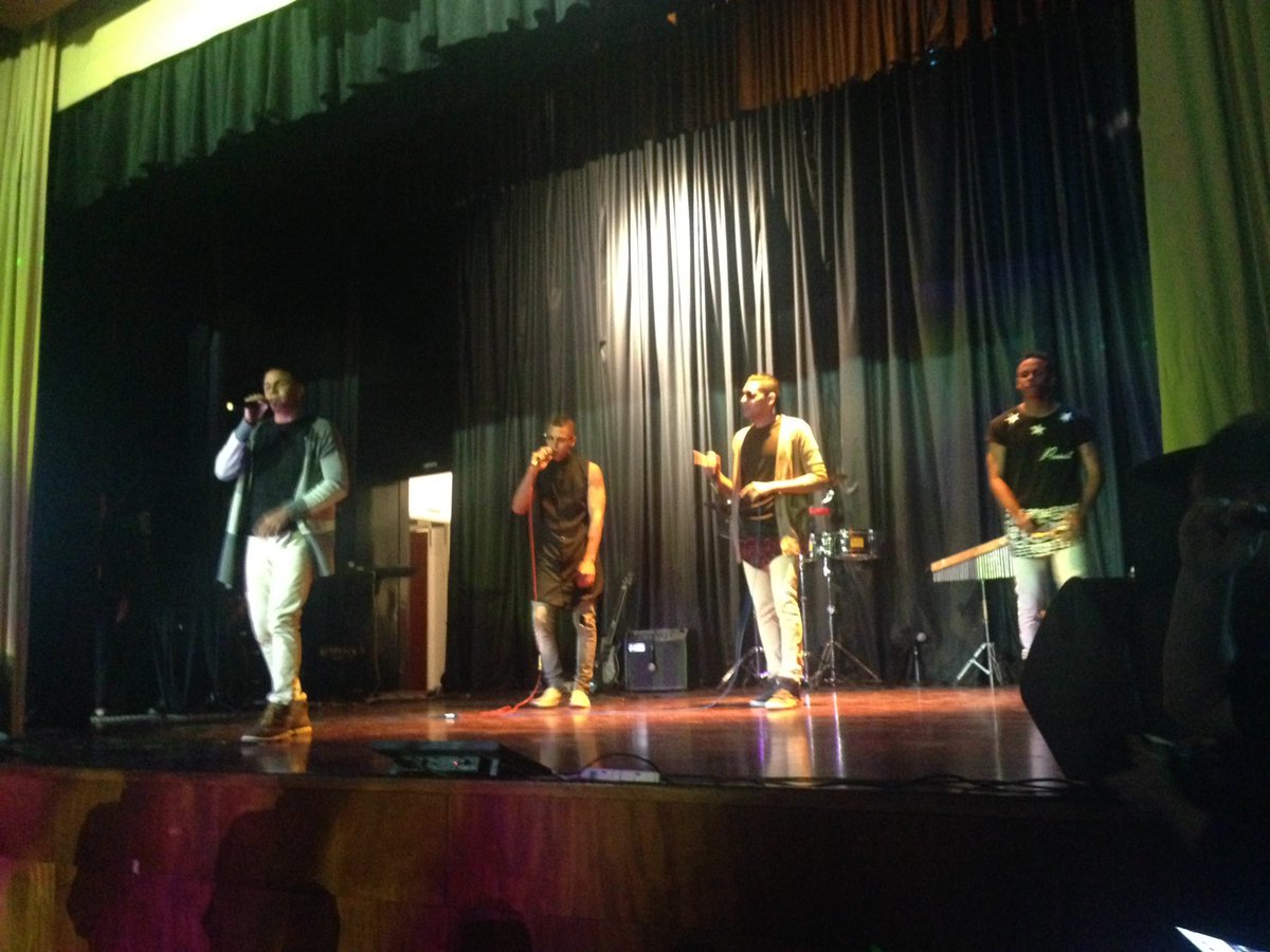 TalentoVzla2016's tweet photo. El público canta junto a @CVFourOficial la agrupación del momento #Envivo #Vzlatienetalento @colegiohumboldt https://t.co/HeePoxKN5B