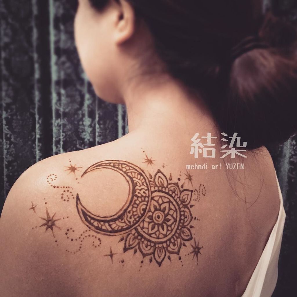 結さん Mehndiの結染さん 月と太陽を 星屑で飾って 太陽 月 メヘンディ ヘナタトゥー ヘナタトゥ ヘナアート タトゥー 東京 埼玉 ファッション 消えるタトゥー 手描き フ T Co Pivjsgquup