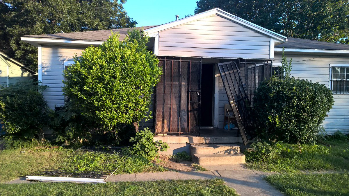 MLevel_DPD's tweet photo. @DallasPDVCTF @DallasPD @DPDSWAT SWAT&amp;Narcs execute drug warrant @ 2300 Harding. https://t.co/pmzxJl5cW4