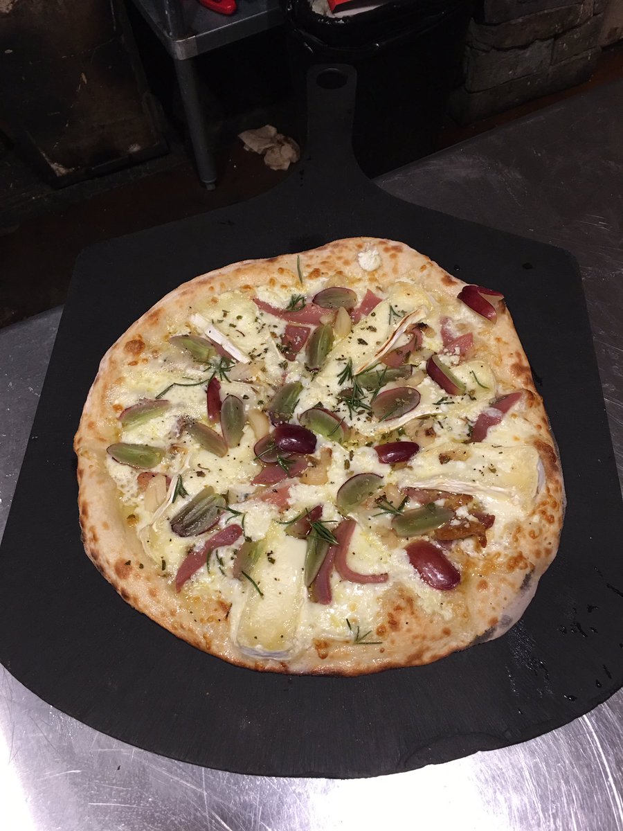 RustyGrape's tweet photo. 90 seconds later Brie, goat cheese fresh grapes rosemary pizza #WAwine #rustygrape https://t.co/EaN3hdBV1V