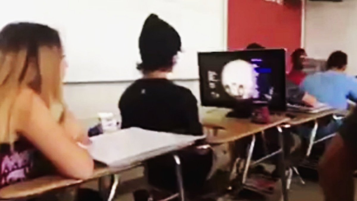 FaZeApex's tweet photo. 1 rt to watch some kid hack on call of duty in class https://t.co/KUTf1DMsVr