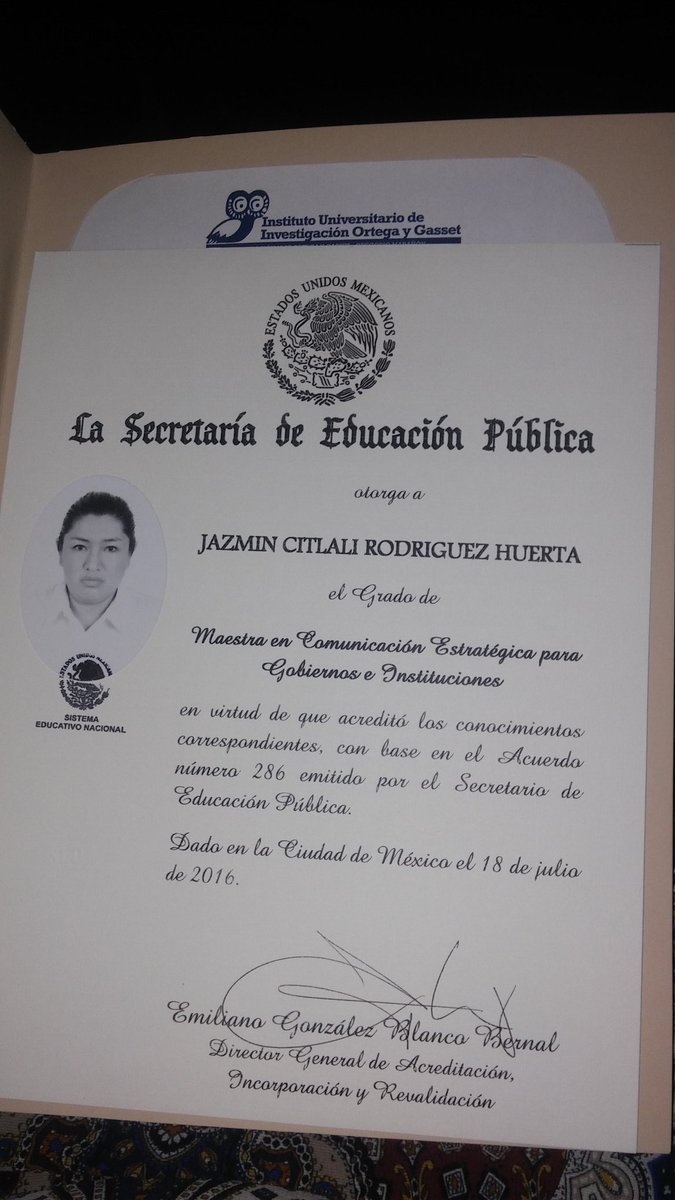 JAZCI's tweet photo. un logró más en mi vida académica y personal gracias a todos y todas x su apoyo .@CarlosZarzaS https://t.co/gKijojGP6t
