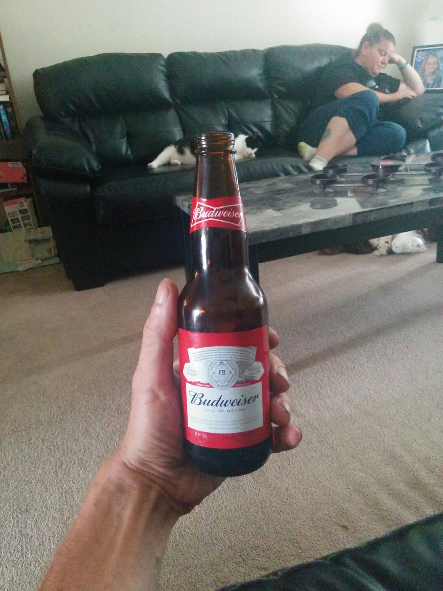 69bareass's tweet photo. Kicking back drinking a bud https://t.co/YhwwOWK48l