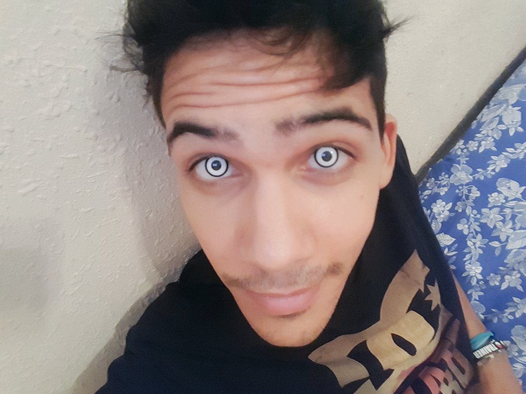 Kronnomc's tweet photo. Sus ojos no son verdes...Ni azules, ni marrones tiene ojos color blanco!! 😍💀😉 https://t.co/t85nDgHPTA