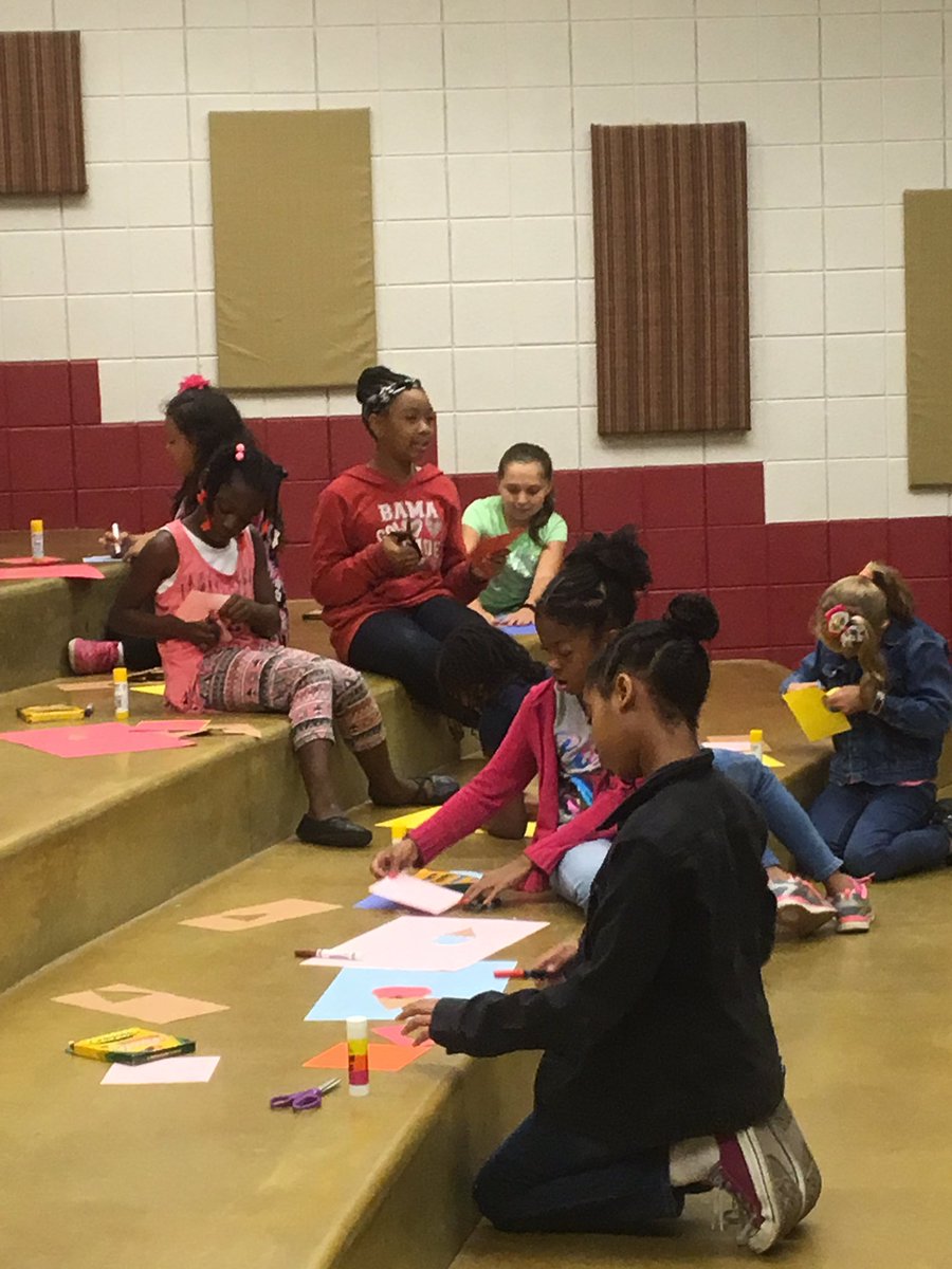 allisonreed811's tweet photo. Art/Yearbook Club! #firstclubday @YeagerChuck https://t.co/xmAY8YtvhW