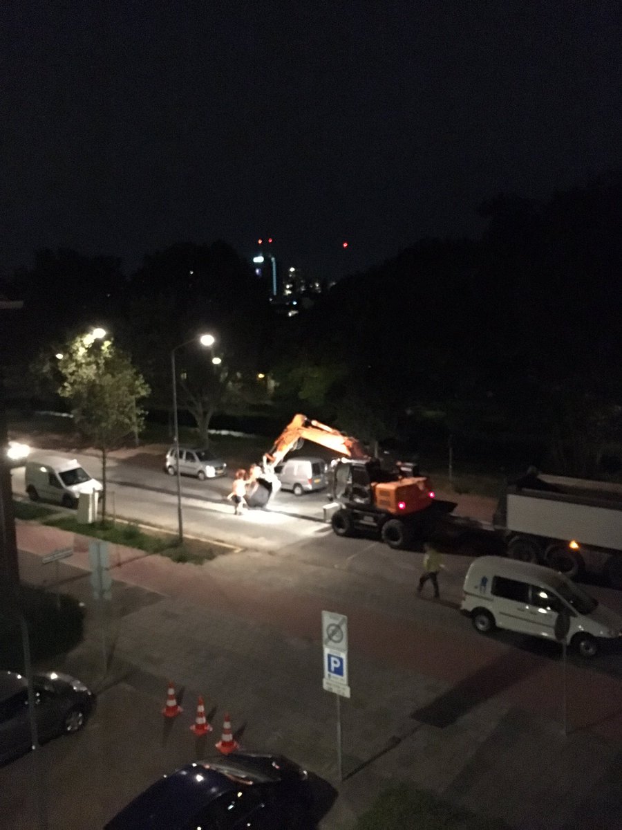 Salsalady's tweet photo. Niet omdat het moet maar omdat het kan: #asfalteren om 21.40 uur. In @Gemeente_LV doen ze dat gewoon. https://t.co/Ltb4eIaBFE