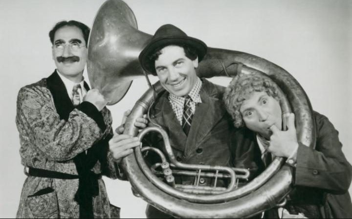 sara_trabazos's tweet photo. Genios #MarxBrothers #GrouchoHarpoChicoMarx #ANightInTheOpera https://t.co/7Jg6K08YyX