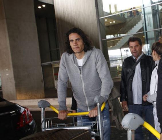 JonguessOff's tweet photo. Coup dur pour #Cavani qui s'est réveillé ce matin à Alençon après avoir raté 9 sorties en voulant rentrer hier soir https://t.co/SpthFohMoe