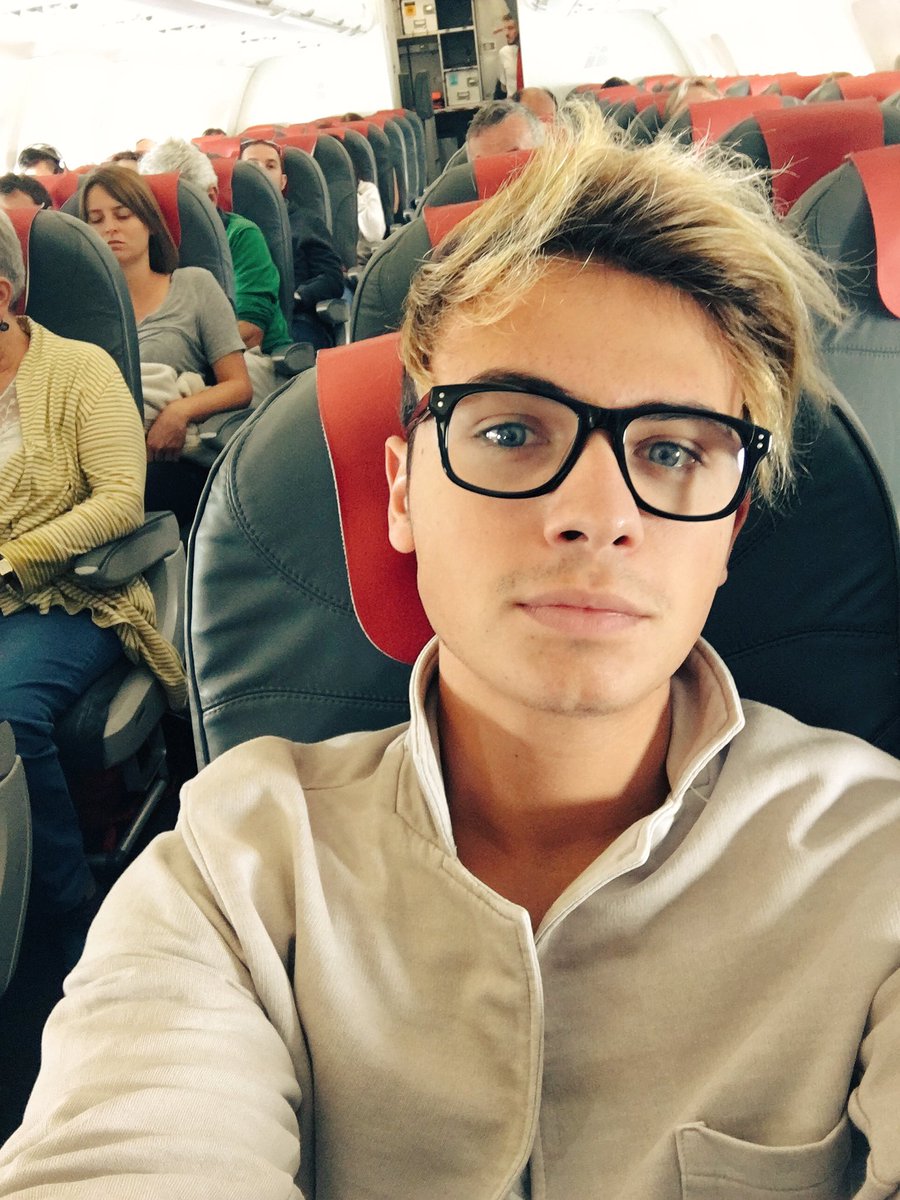 fedefederossi's tweet photo. oggi ho visto un nerd in aereo https://t.co/TSZDjIpPWd