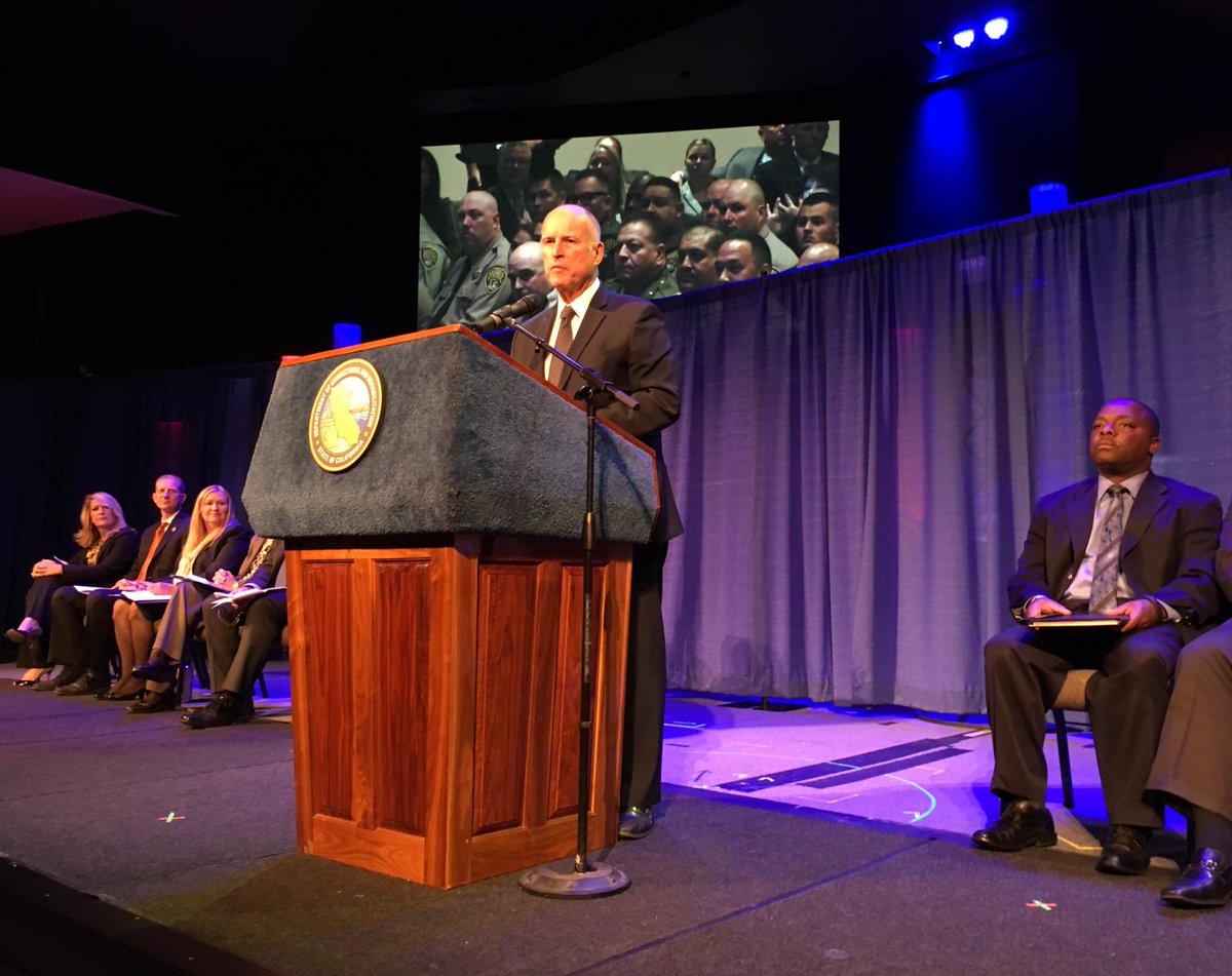 CACorrections's tweet image. .@JerryBrownGov spoke at today’s Medal of Valor ceremony honoring more than 100 #CDCR staff facebook.com/cacorrections/…