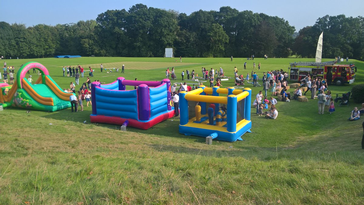 sxa555's tweet photo. Having a burger at #HurFest while various activities occur in the background! https://t.co/MIvsCfuEO9 https://t.co/MNgt2Q9qC9