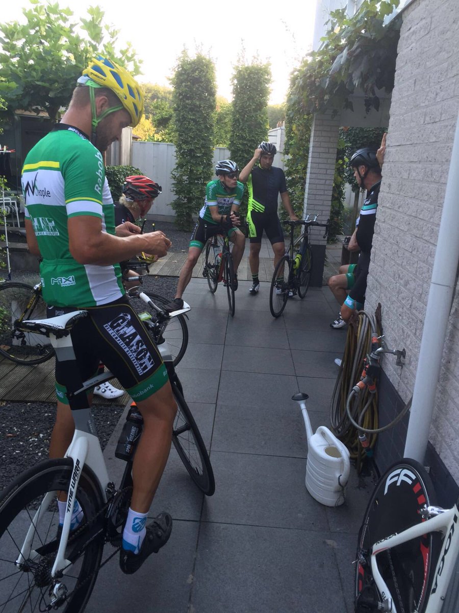 Het Kettingstrakteam is klaar voor vertrek voor <a href="/NckDronten/">NCK Dronten</a> training bedrijventeams #ploegentijdrit