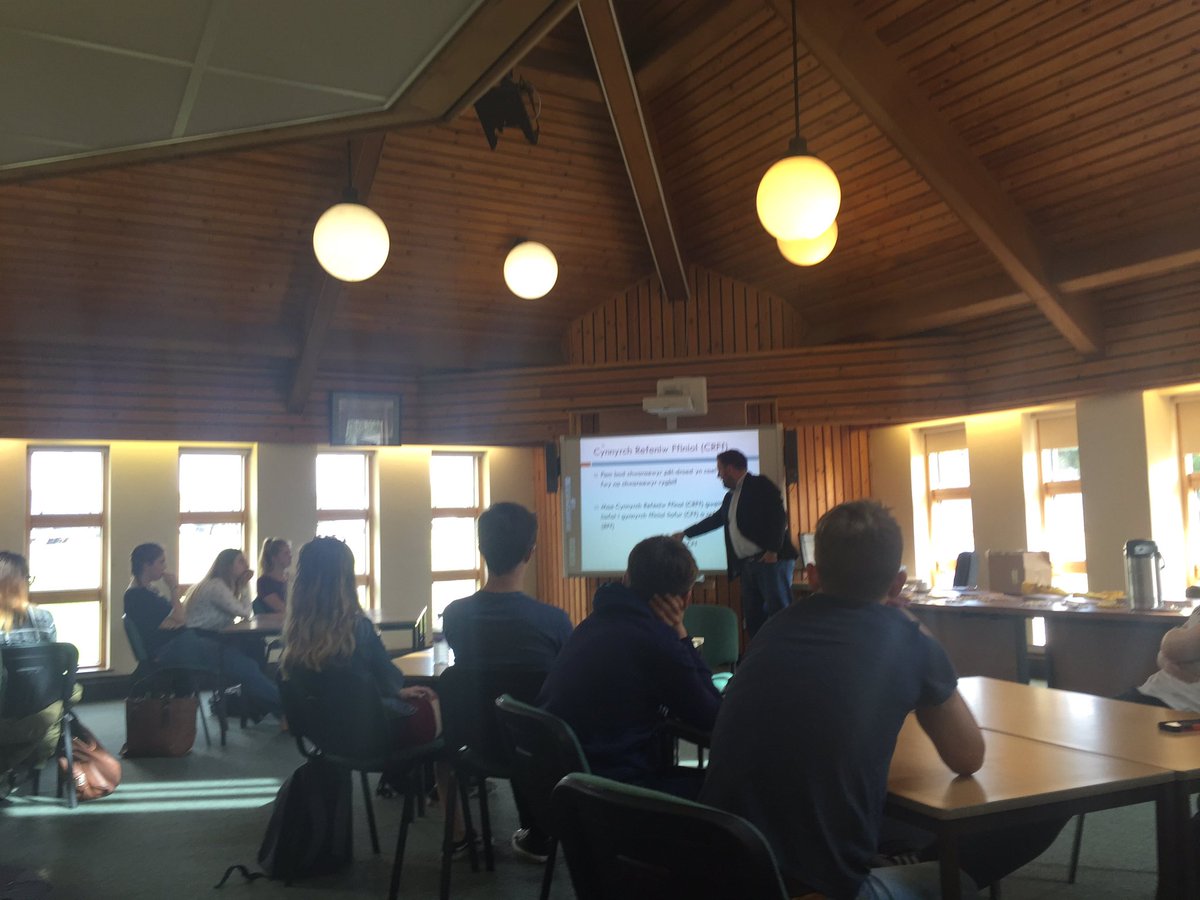 BusnesCMD's tweet photo. Diolch @BangorBizSchool am eich cyflwyniad i'n myfyrwyr Busnes heddiw yma yn @meiriondwyfor Pwllheli. @colegcymraeg https://t.co/nqKcNJGWcp