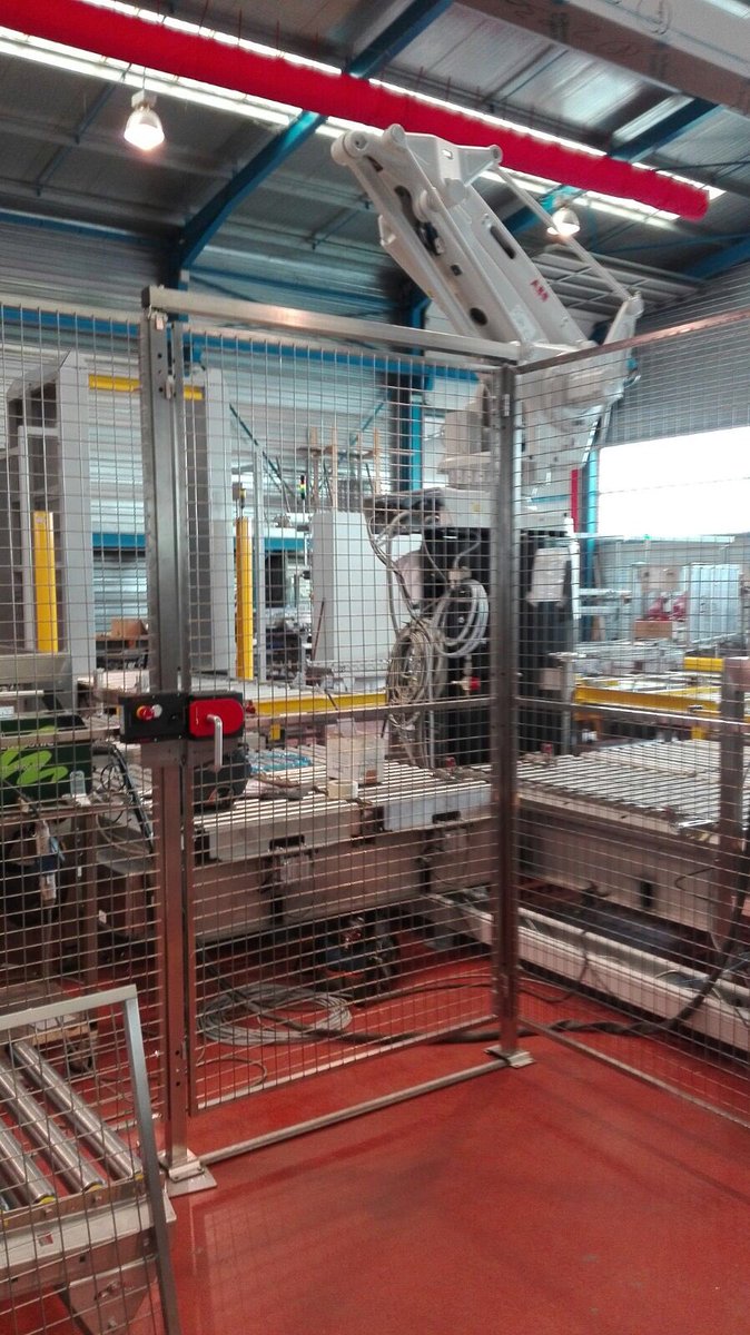 accesssafety2's tweet photo. Plus de 130 ML de cloison INOX en cours de montage chez notre client du Sud ouest. #protectionmachine #robot #inox https://t.co/EveMjVLXEA