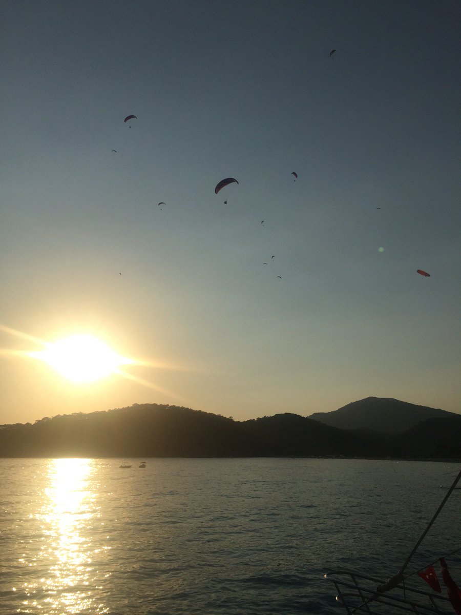 Kübra özkan On Twitter Ozge At Help Beach Lounge In