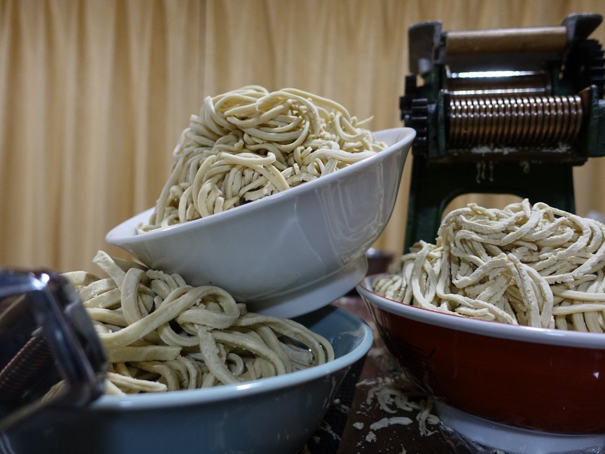 じゅん 自家製麺 久々の麺打ち オーション2kg打って90分 少しは上達したかな 原価600円で茹で前2 7kgの麺が出来ました 挑戦者求む 自家製麺 小野式製麺機 オーション