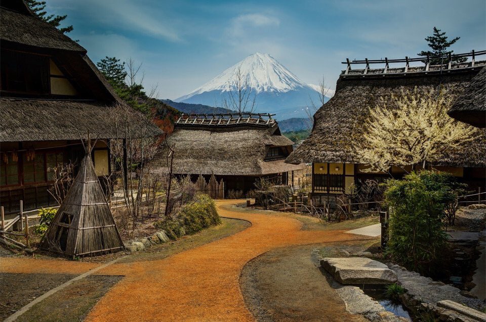 AwesomeEarthPix's tweet photo. Small Village Bellow Mount Fuji, Japan | Photography by ©TreyRatcliff https://t.co/tdPuNOHLhp https://t.co/5YzWeS2Pwz