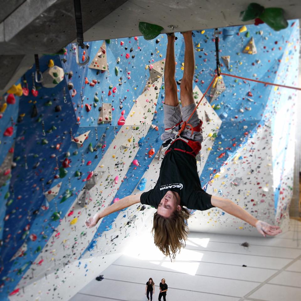 FortePR_LV's tweet photo. Take a look at how @Momentumclimbing member Jacob Anderson effortlessly nails the #batpose. https://t.co/FjiBeAqlGy