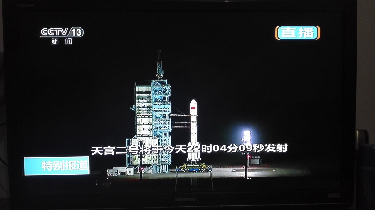 政府有钱，太空发射装逼；
人民穷困，门前杀子寻死！