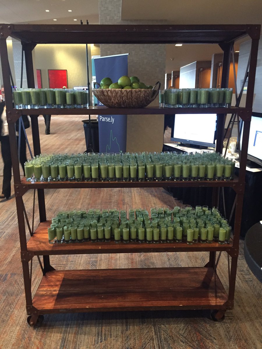 MartinKatieJane's tweet photo. Come refuel with Parse.ly!!! Green smoothies for all. We promise they aren't #parsely flavored. #ONA16 #ona16fb https://t.co/cSW1ixRS1h