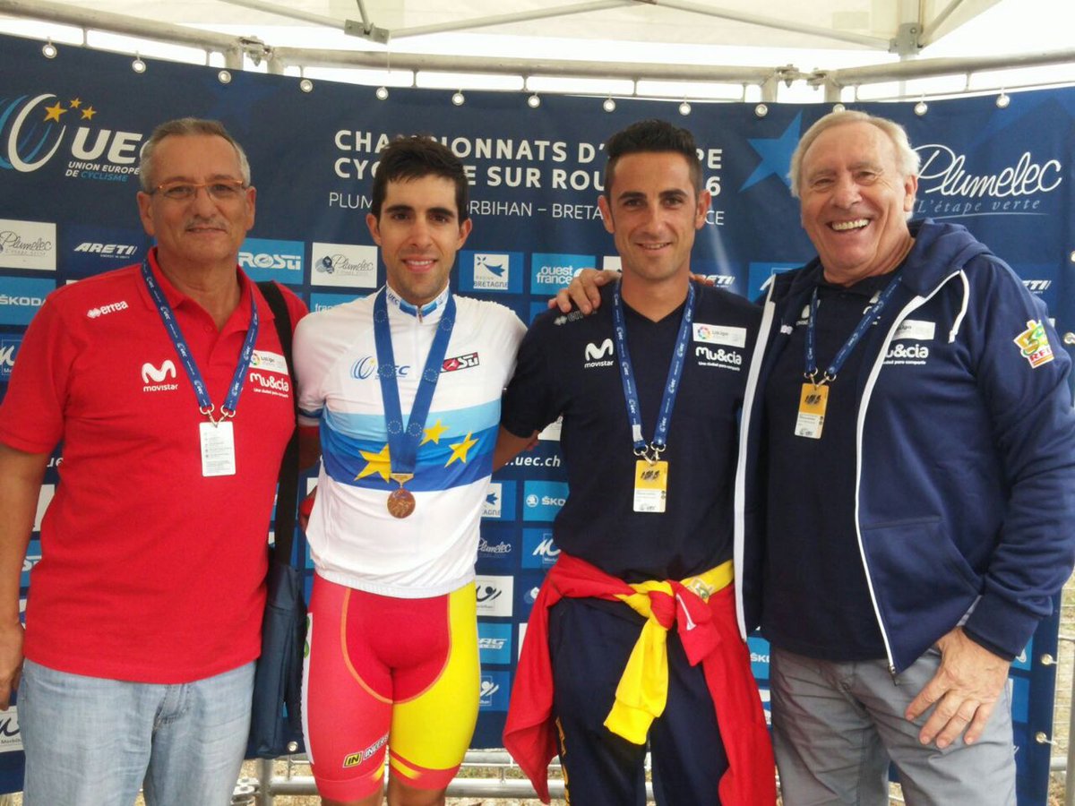 Movistar_Team's tweet photo. 😊😊 Sonrisa de ganadores. ¡Disfrutadlo, @jcastroviejo @Escamez81 y toda la delegación @RFECiclismo! 🏅🇪🇺 #EuroRoad16 https://t.co/fGGKDfM7Gr