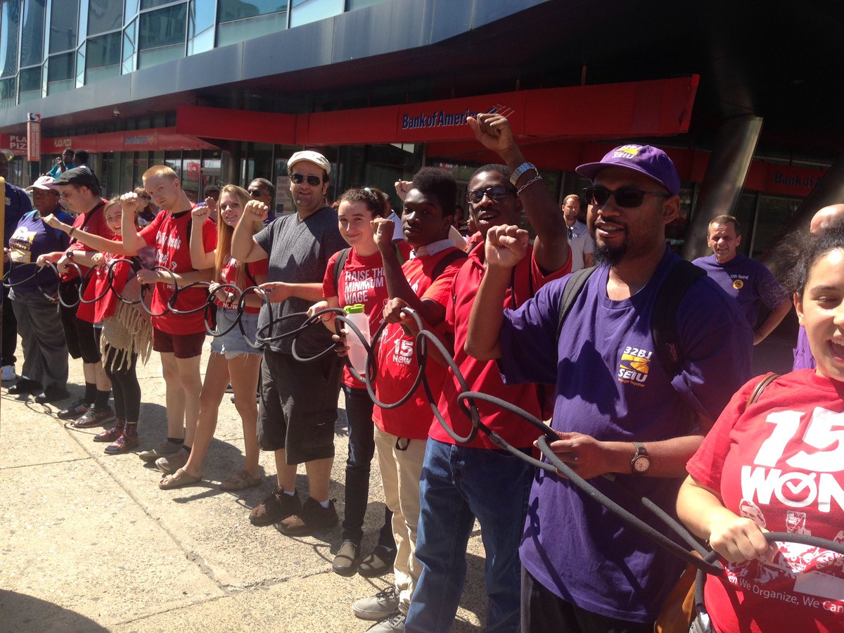 15nowPhilly's tweet photo. Students in solidarity w 100s of @32BJSEIU security officers at Broad &amp; Cecil demanding #15Now! #15inPhilly https://t.co/A48WltvrPb