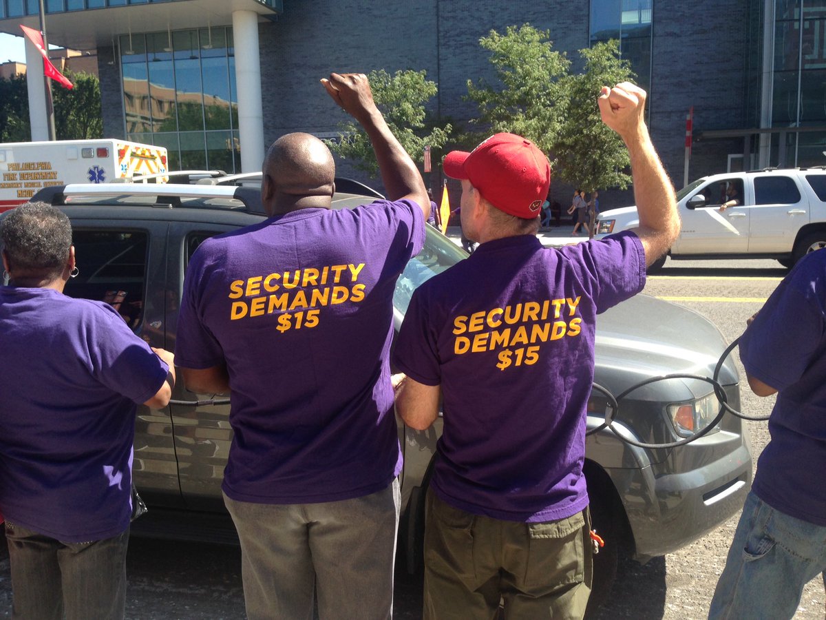 Students in solidarity w 100s of <a href="/32BJSEIU/">32BJ SEIU /// #BuildingJustice 🧹✊🏽</a> security officers at Broad &amp; Cecil demanding #15Now! #15inPhilly