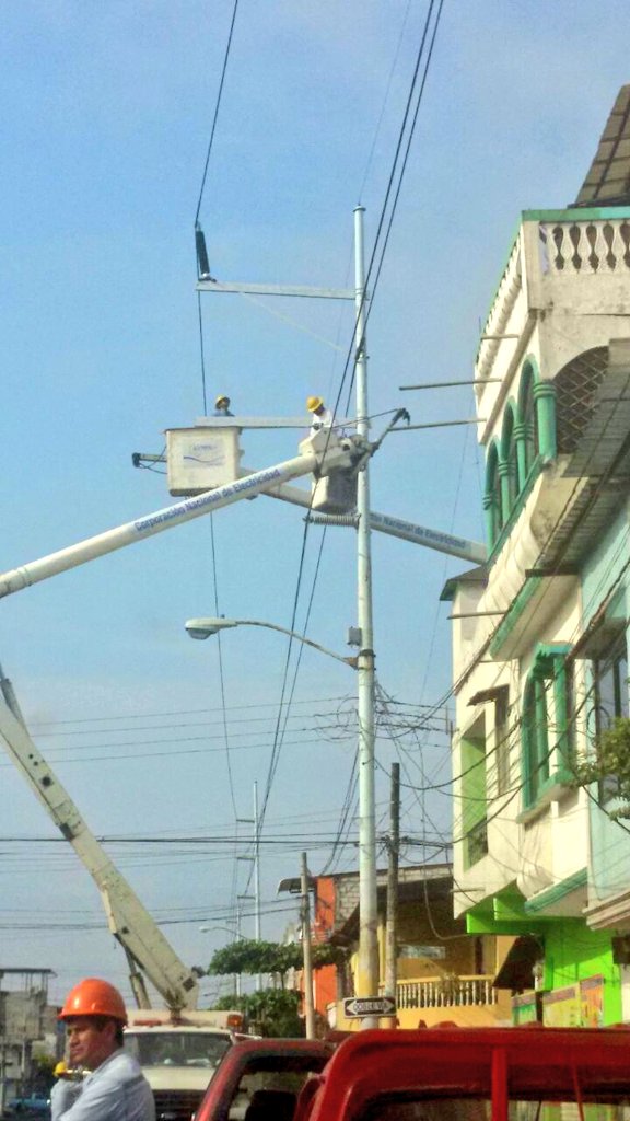 .<a href="/CNEL_EP/">CNEL EP</a> #UnGuayaquil Alejamos líneas de alta tensión por prevención de habitantes en la 29 y Gómez Rendón