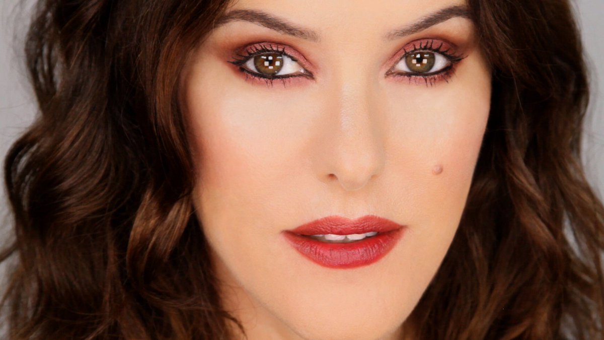 Lisa_Eldridge's tweet photo. New Film! Opulent Burgundy and Berry #Makeup look Using Organic, Natural Colour 
https://t.co/v3POV9uXyh #autumn https://t.co/AjFVIiUnR4