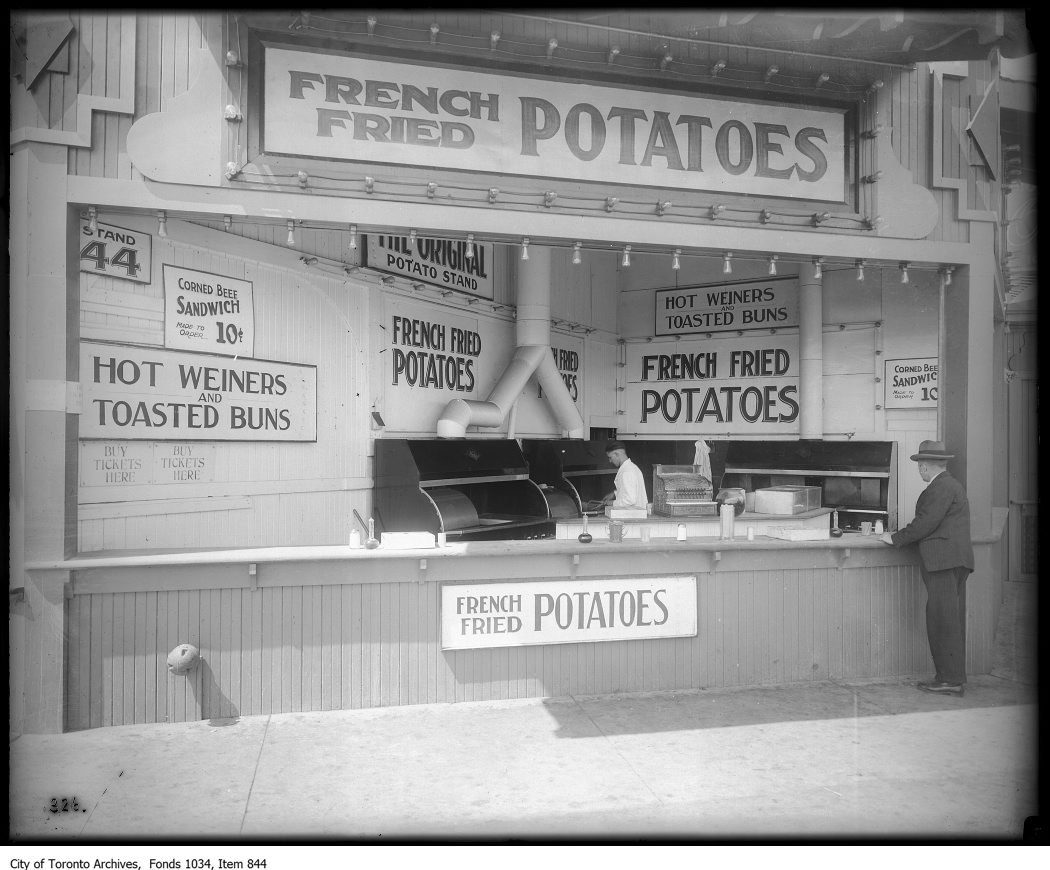 sunnyside_TO's tweet photo. A French fried potato stand at Sunnyside ca. 1929 #tbt #throwbackthursday https://t.co/VaaKrDchJO