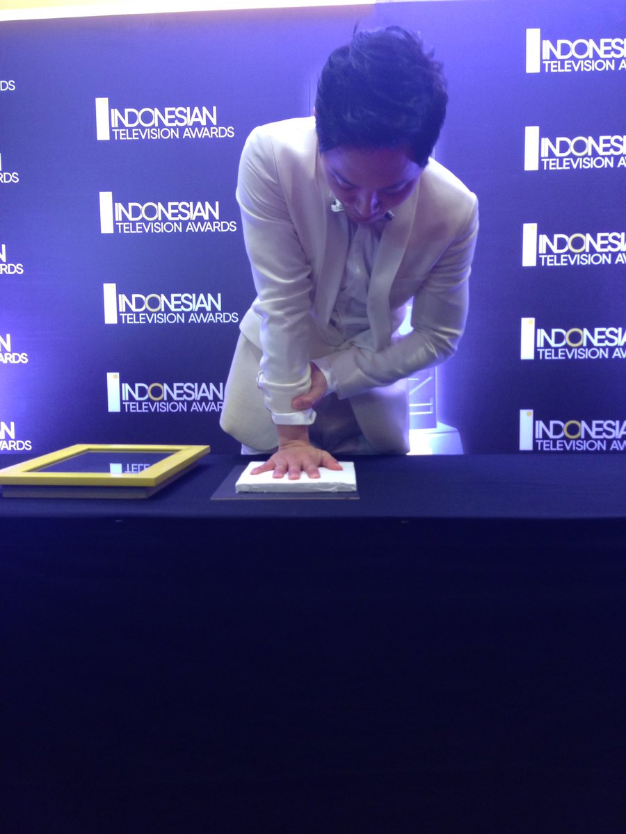 ITAwards_ID's tweet photo. Oppa Jin Goo memberikan Hand of Fame untuk #IndonesianTelevisionAwards https://t.co/t6FTlonMqM